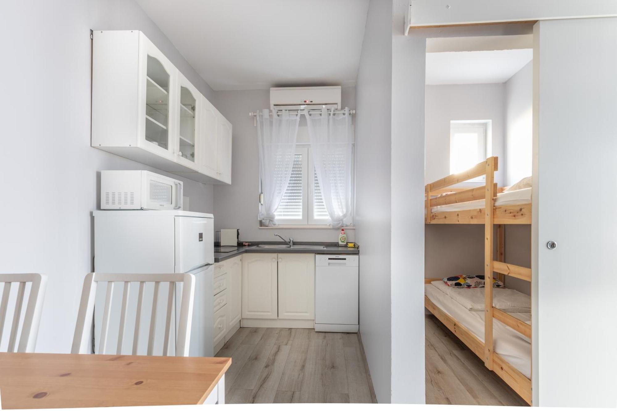 Apartmani Dina Биоград на Мору Екстериор снимка
