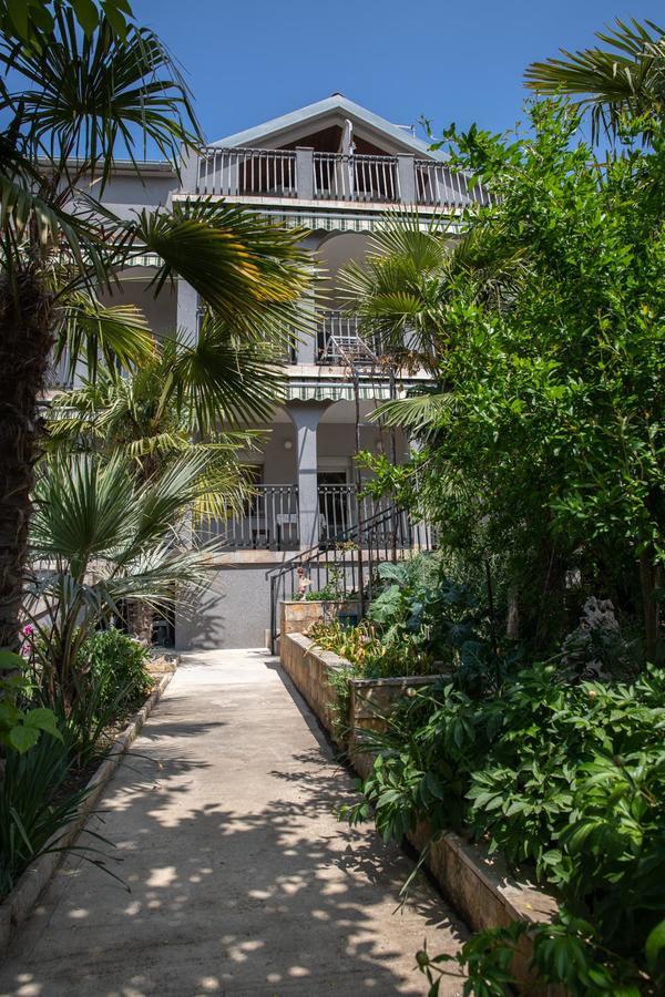 Apartmani Dina Биоград на Мору Екстериор снимка