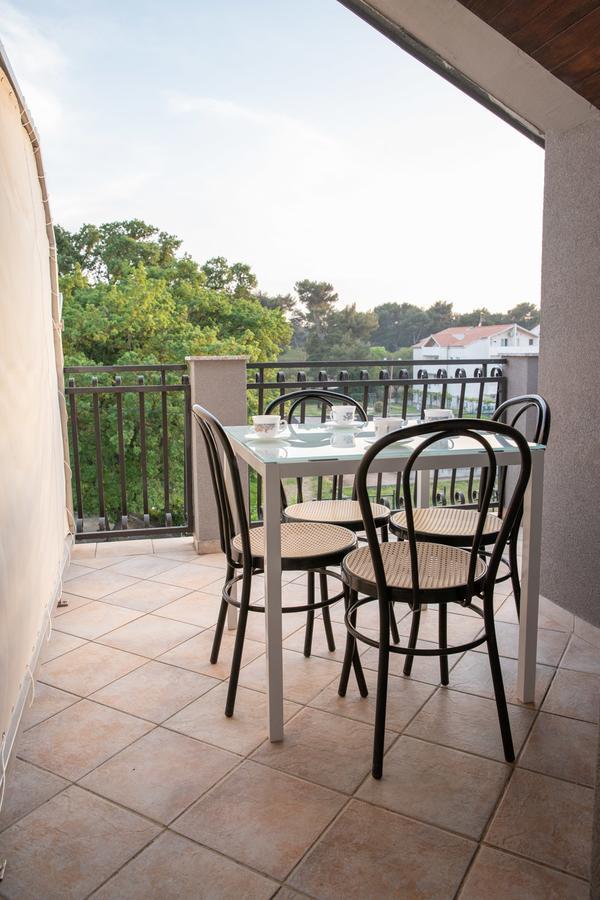 Apartmani Dina Биоград на Мору Екстериор снимка