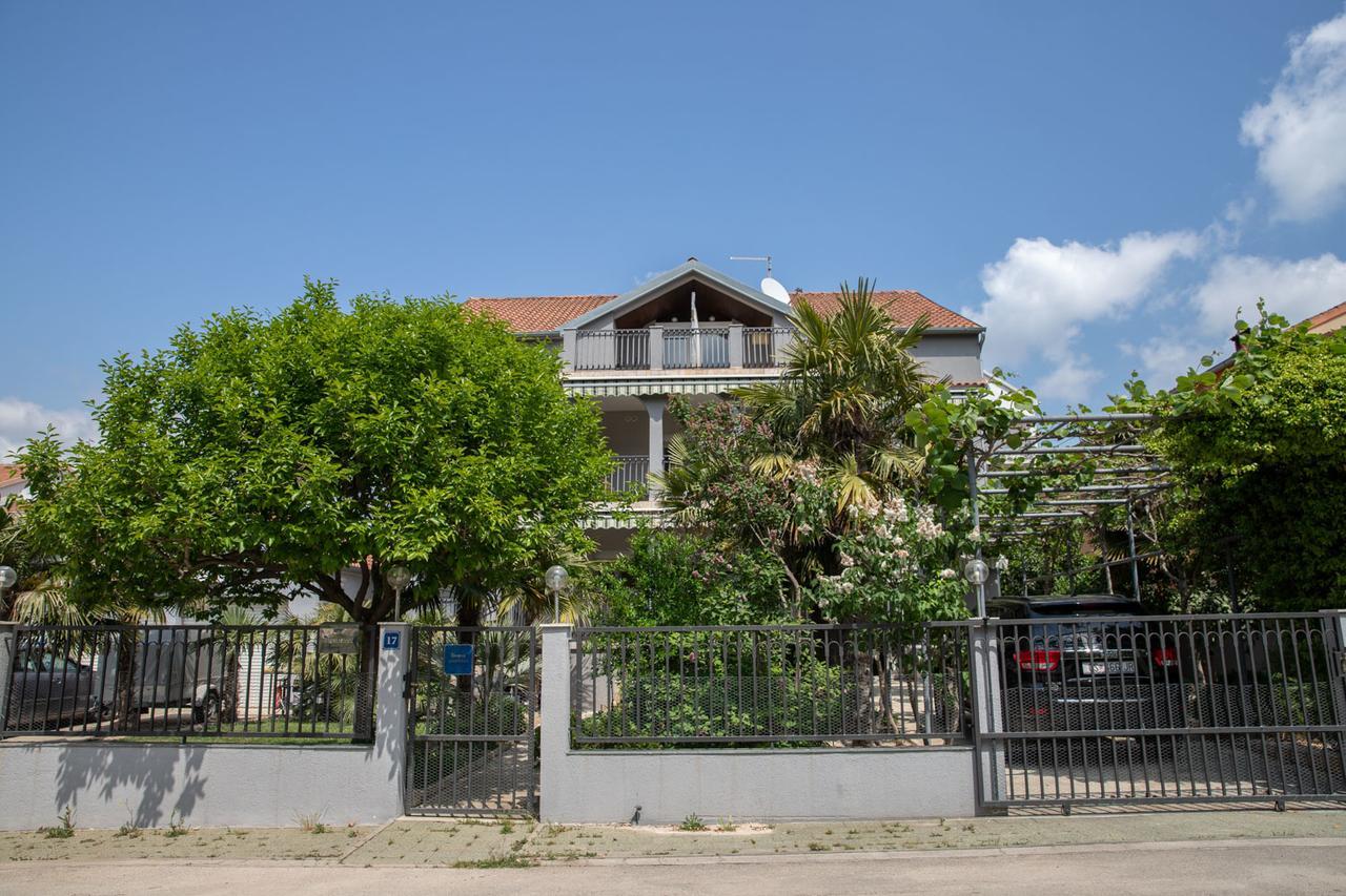 Apartmani Dina Биоград на Мору Екстериор снимка