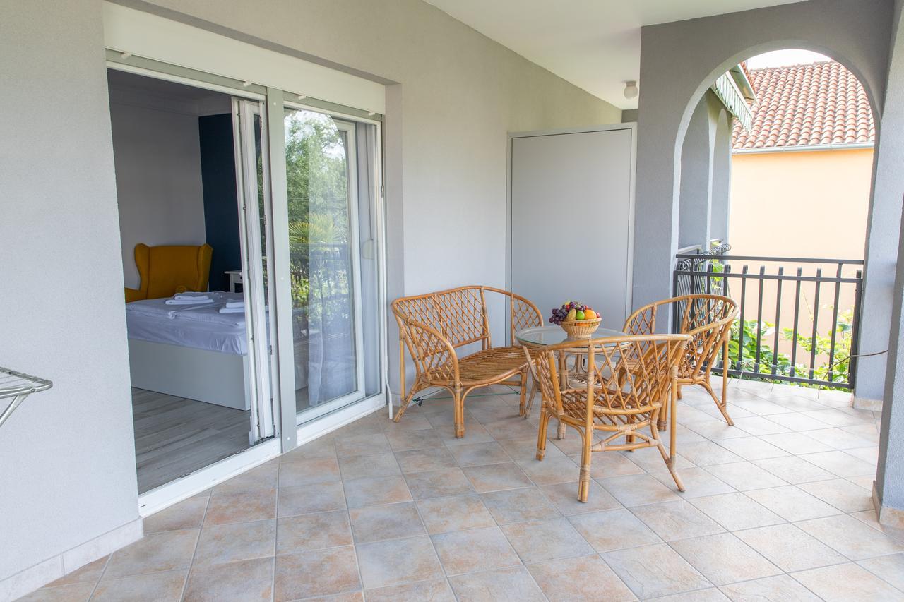 Apartmani Dina Биоград на Мору Екстериор снимка