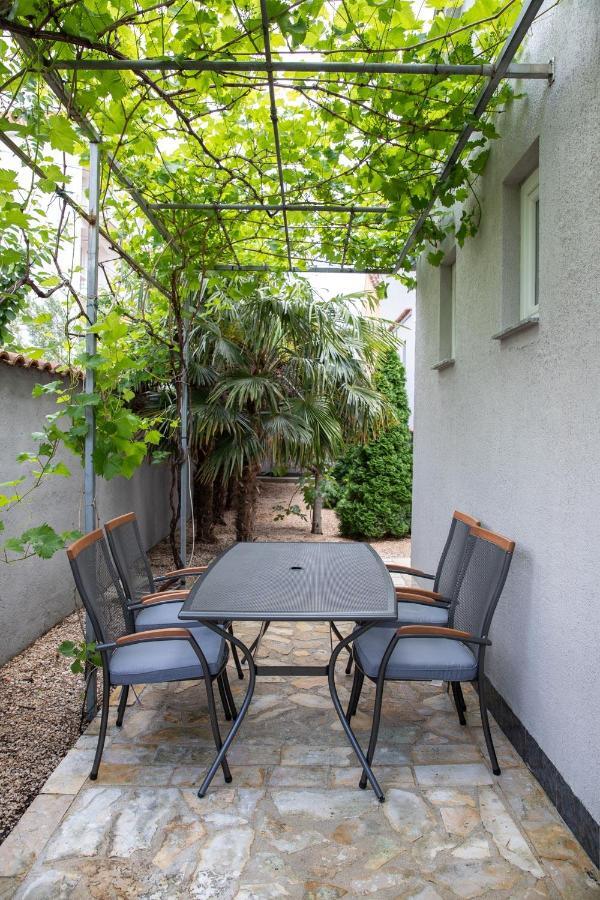 Apartmani Dina Биоград на Мору Екстериор снимка