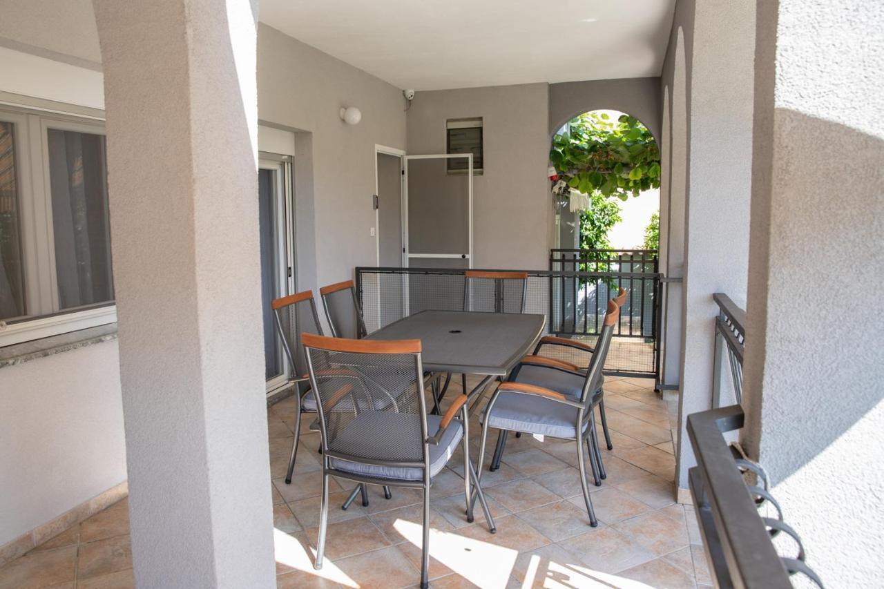 Apartmani Dina Биоград на Мору Екстериор снимка