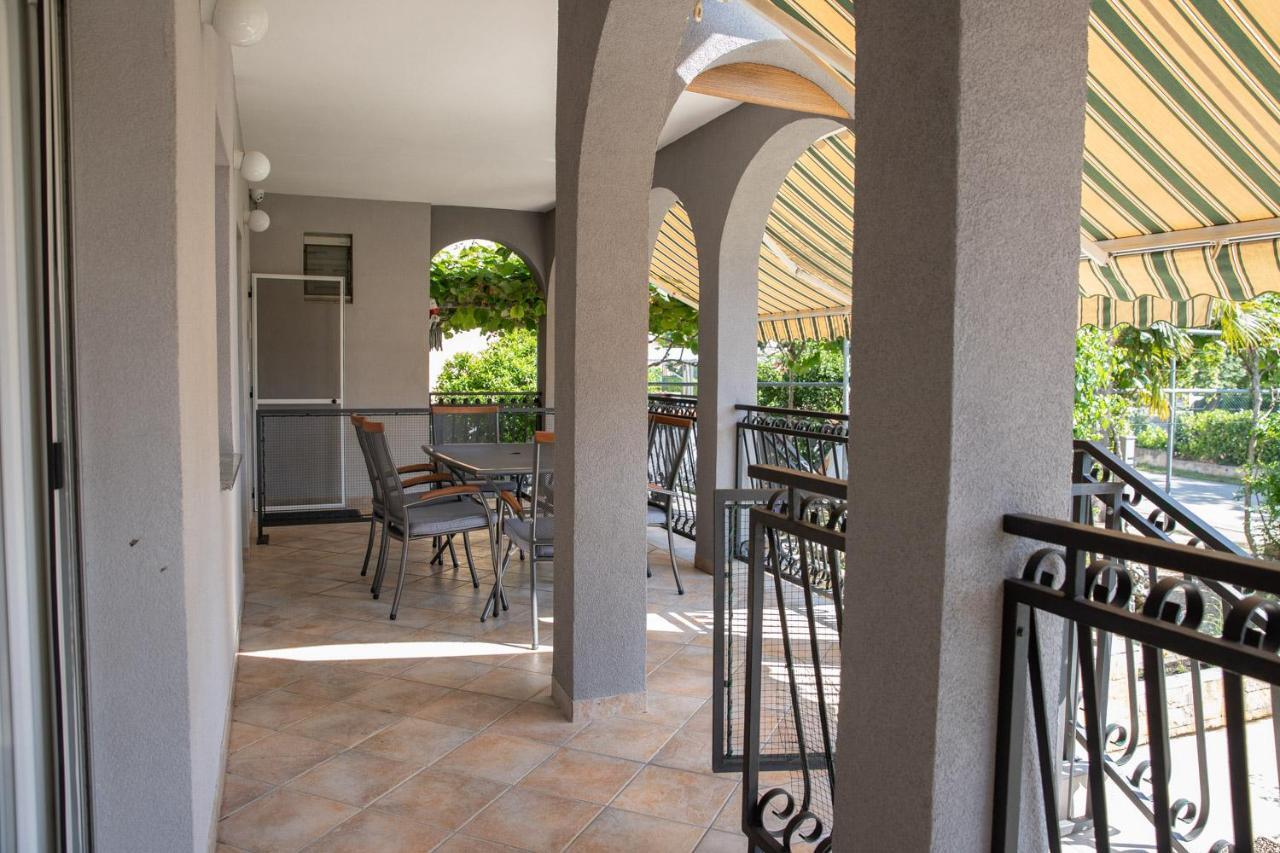 Apartmani Dina Биоград на Мору Екстериор снимка